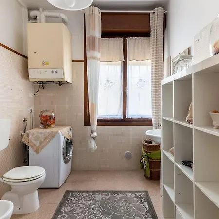 “casa Moderna Con Parcheggio Privato” アパート